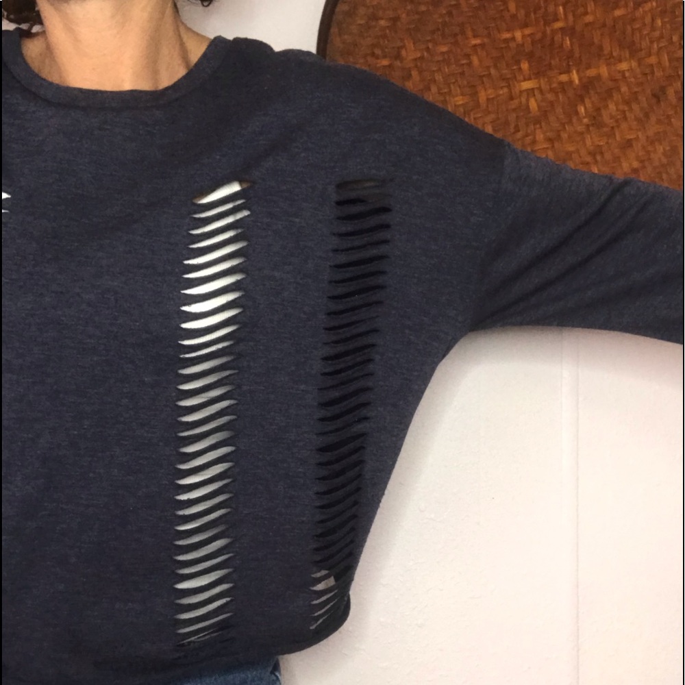 🗣Cute distressed box cut sweater - Picture 3 of 7
